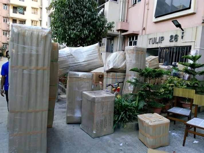 Leo Movers Packers team at work in Gurgaon