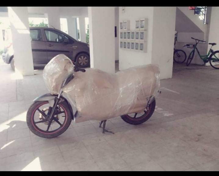 Leo Movers Packers team at work in Gurgaon