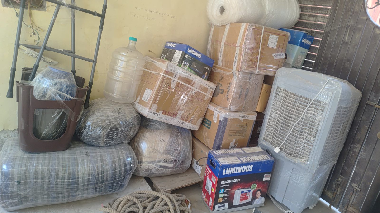 Leo Movers Packers team at work in Gurgaon