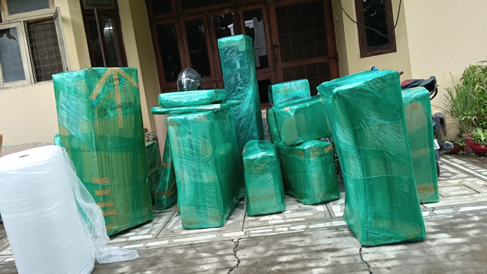 Leo Movers Packers team at work in Gurgaon